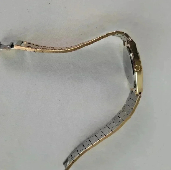 Bulova Quartz Watch with new battery - Picture 5 of 8